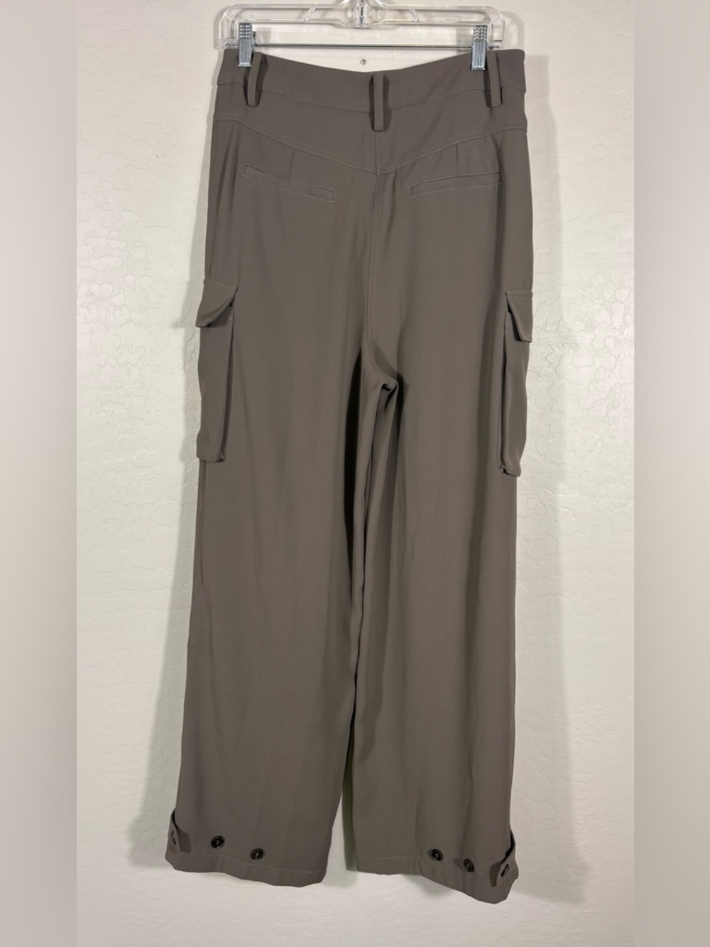 NWOT ASTR Denison Pleated Cargo Pants Size Medium Warm Grey - Picture 3 of 9